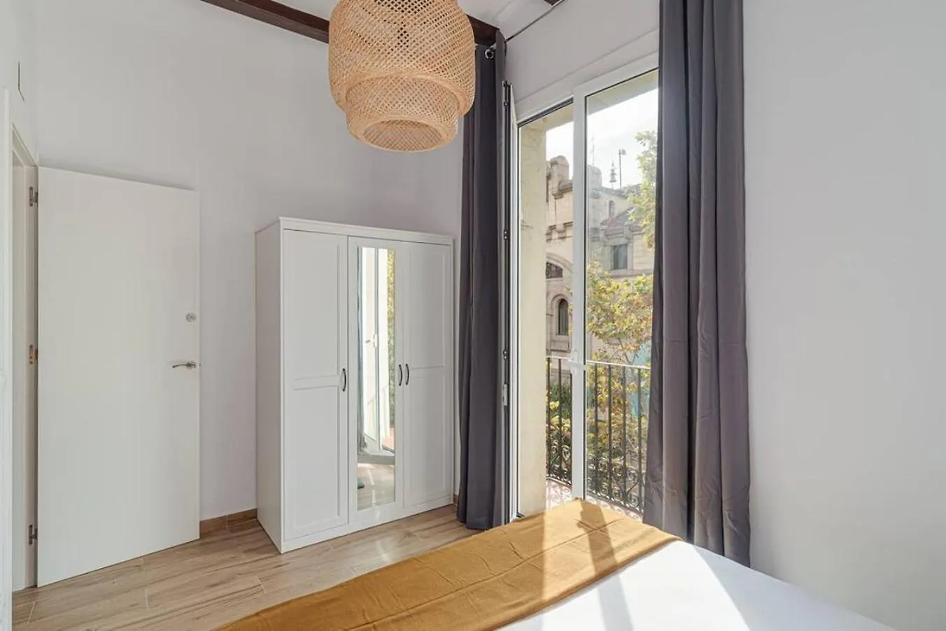 Live Like A Local In Eixample Lejlighed Barcelona
